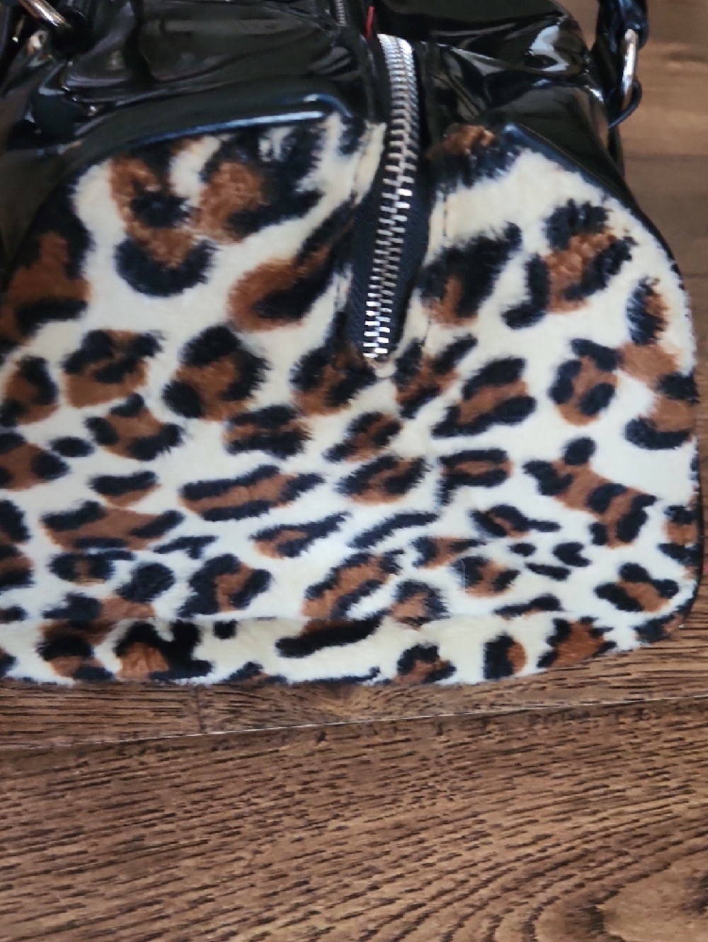 Lux de Ville Black Patent Shoulder Bag with Green Quilted Base - Picture 3 of 11